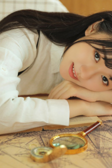 农村留守妇女在播放视频